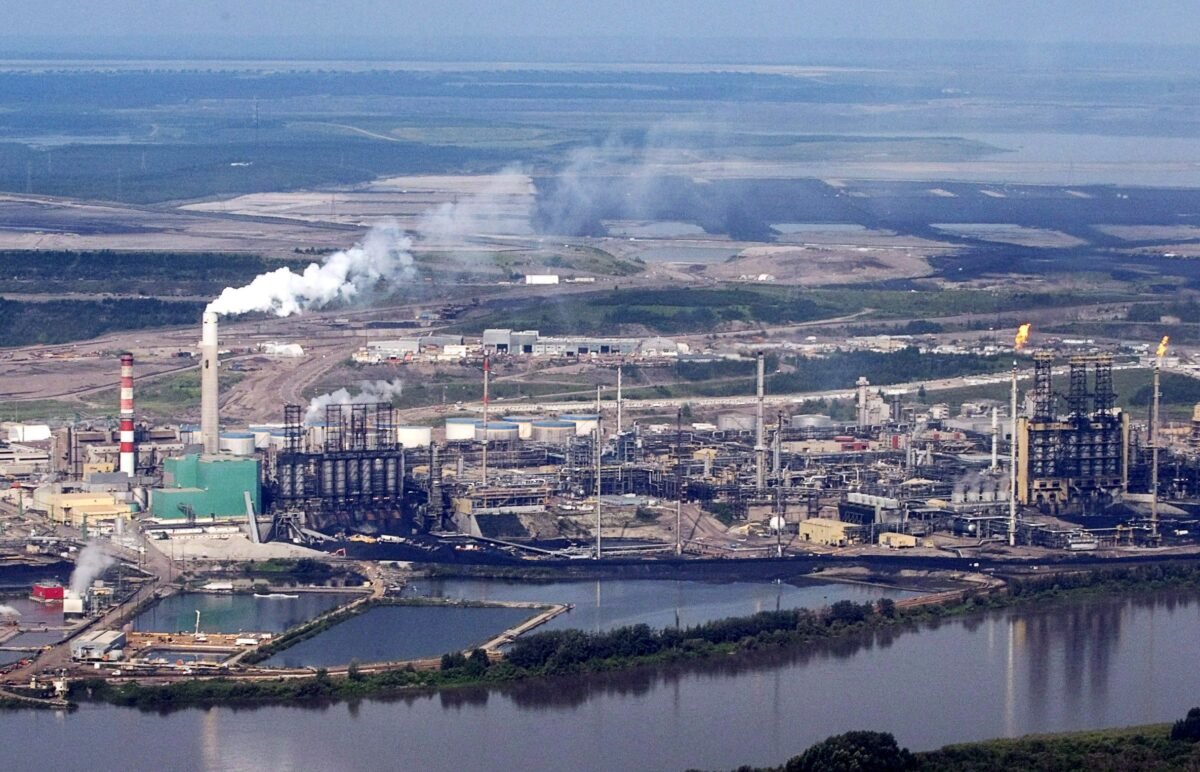 Aerial view of the Suncor mine facility along the Athabasca River in the oilsands near Fort McMurray, Alberta, in a file photo. (Jeff McIntosh/The Canadian Press)
