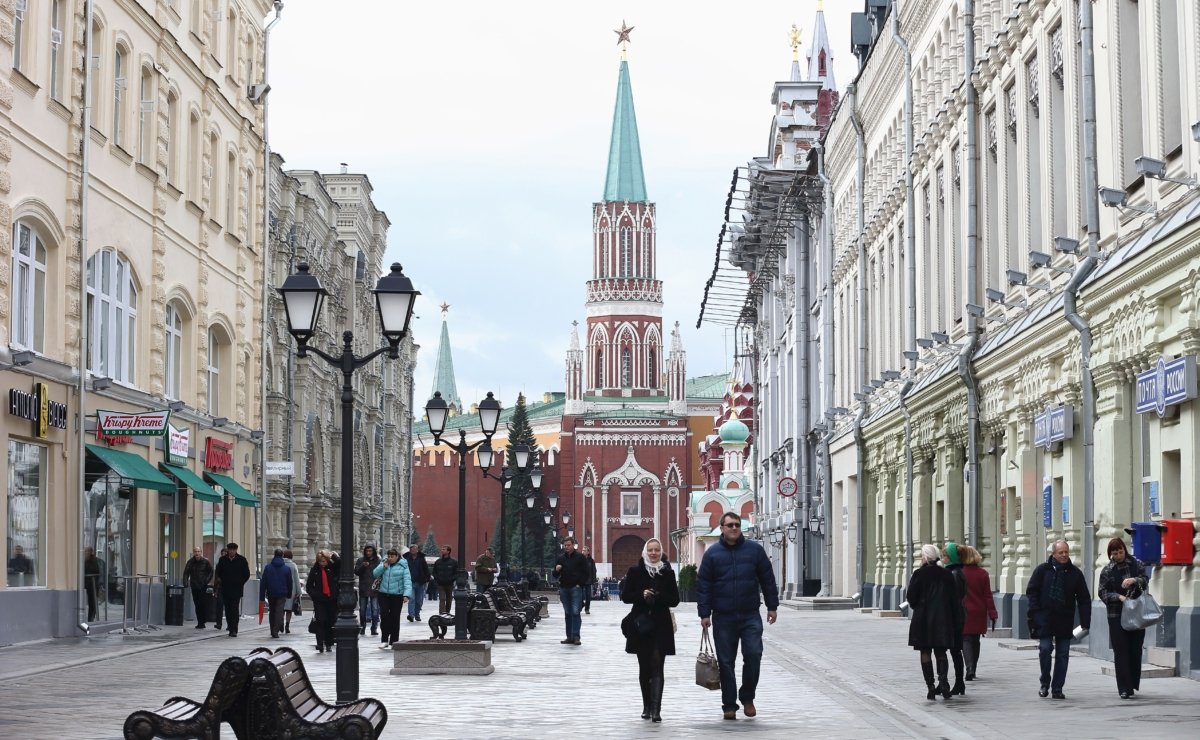 People walk along a shopping street near the gates of Kremlin in Moscow, in a file photo. (Andreas Rentz/Getty Images)