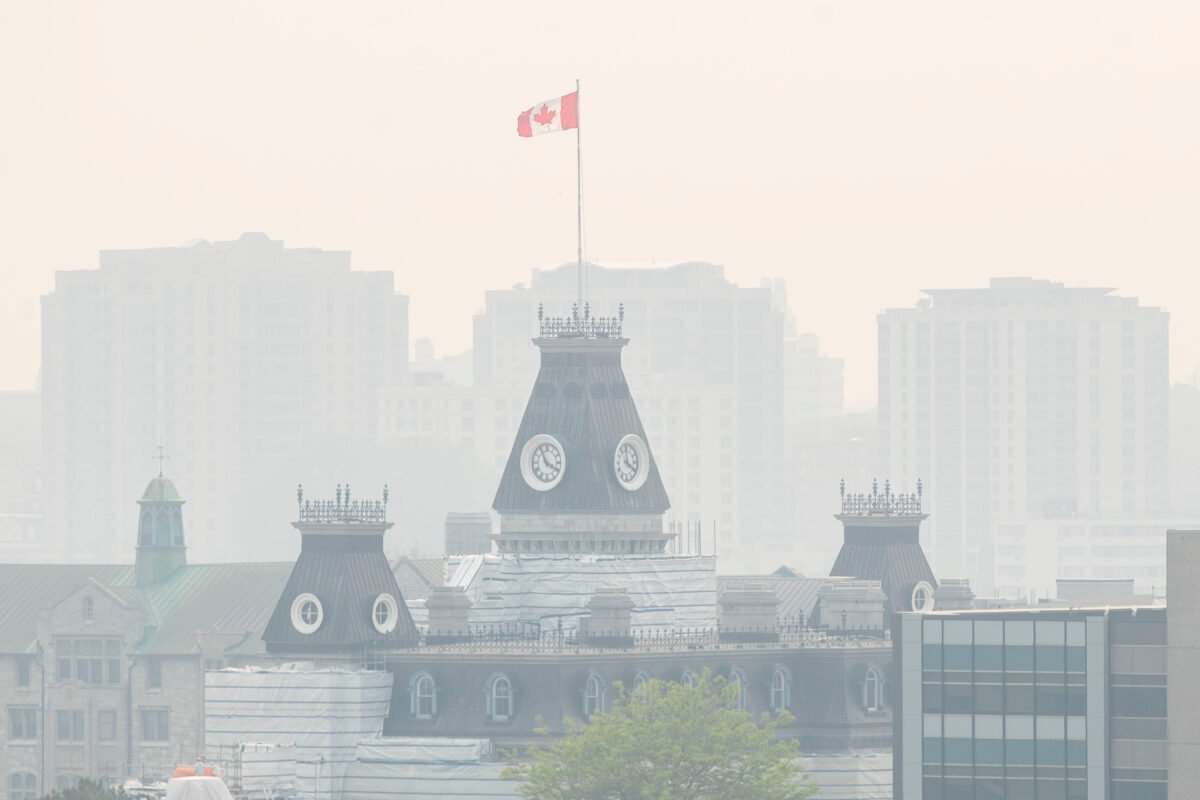 Smoke from wildfires burning across both Ontario and Quebec blanket the skyline in Kingston, Ont., on June 6, 2023. (The Canadian Press/Lars Hagberg)