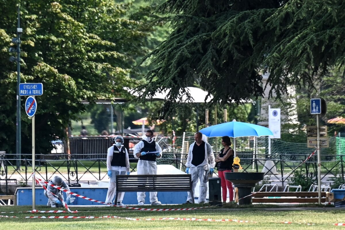 French forensic police officers work at the scene of a stabbing attack in the 'Jardins de l'Europe' park in Annecy, in the French Alps, on June 8, 2023. (Photo by OLIVIER CHASSIGNOLE / AFP)