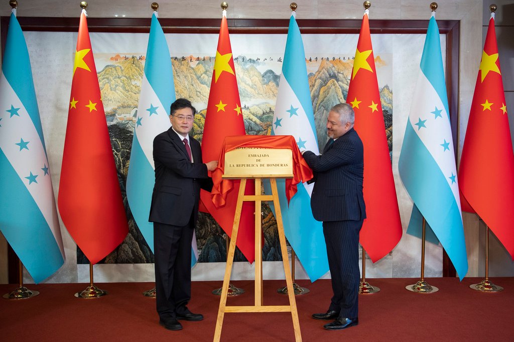 China's Foreign Minister Qin Gang (L) and his Honduran counterpart Enrique Reina unveil the Honduras Embassy plate during the inauguration of the embassy in Beijing on June 11, 2023. (Li Tao/Xinhua via AP)