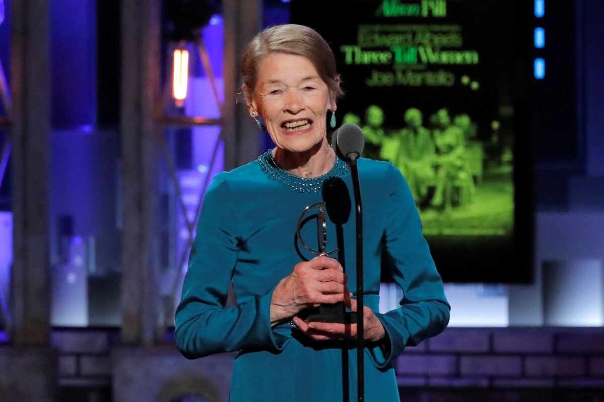 Glenda Jackson accepts the award for Best Performance by an Actress in a Leading Role in a Play for "Edward Albee's Three Tall Women" in the 72nd Annual Tony Awards, New York on June 6, 2018. (Lucas Jackson/Reuters)