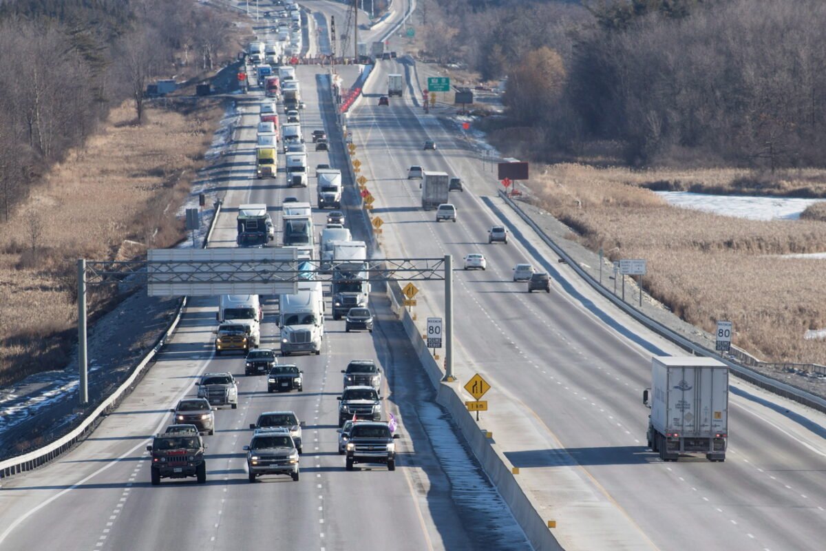 Vehicles drive on Highway 401 westbound in Kingston, Ont., on Jan. 11, 2019. (Lars Hagberg/The Canadian Press)