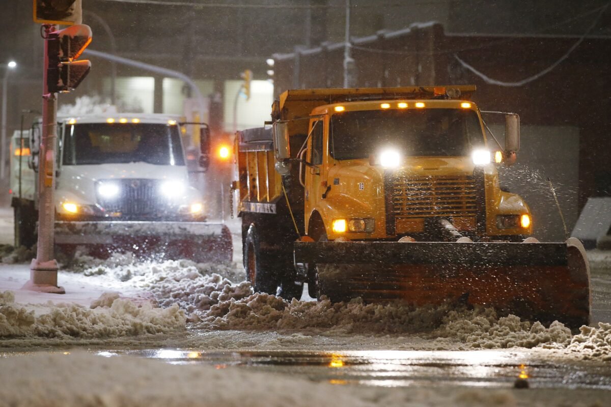 Crews clean up during an early winter storm with heavy wet snow in Winnipeg on Oct. 11, 2019. (John Woods/The Canadian Press)