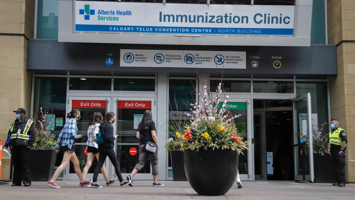 Albertans enter a COVID-19 mass immunization clinic in downtown Calgary, Alta., on May 17, 2021. (Jeff McIntosh/The Canadian Press)