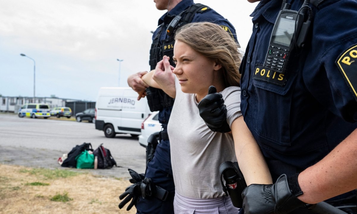 Police officers carry Swedish climate activist Greta Thunberg away together with other climate activists from the organization Ta Tillbaka Framtiden (Reclaiming the Future), who block the entrance to Oljehamnen neighbourhood in Malmo, Sweden, on June 19, 2023. (Johan Nilsson/TT News Agency/AFP via Getty Images)