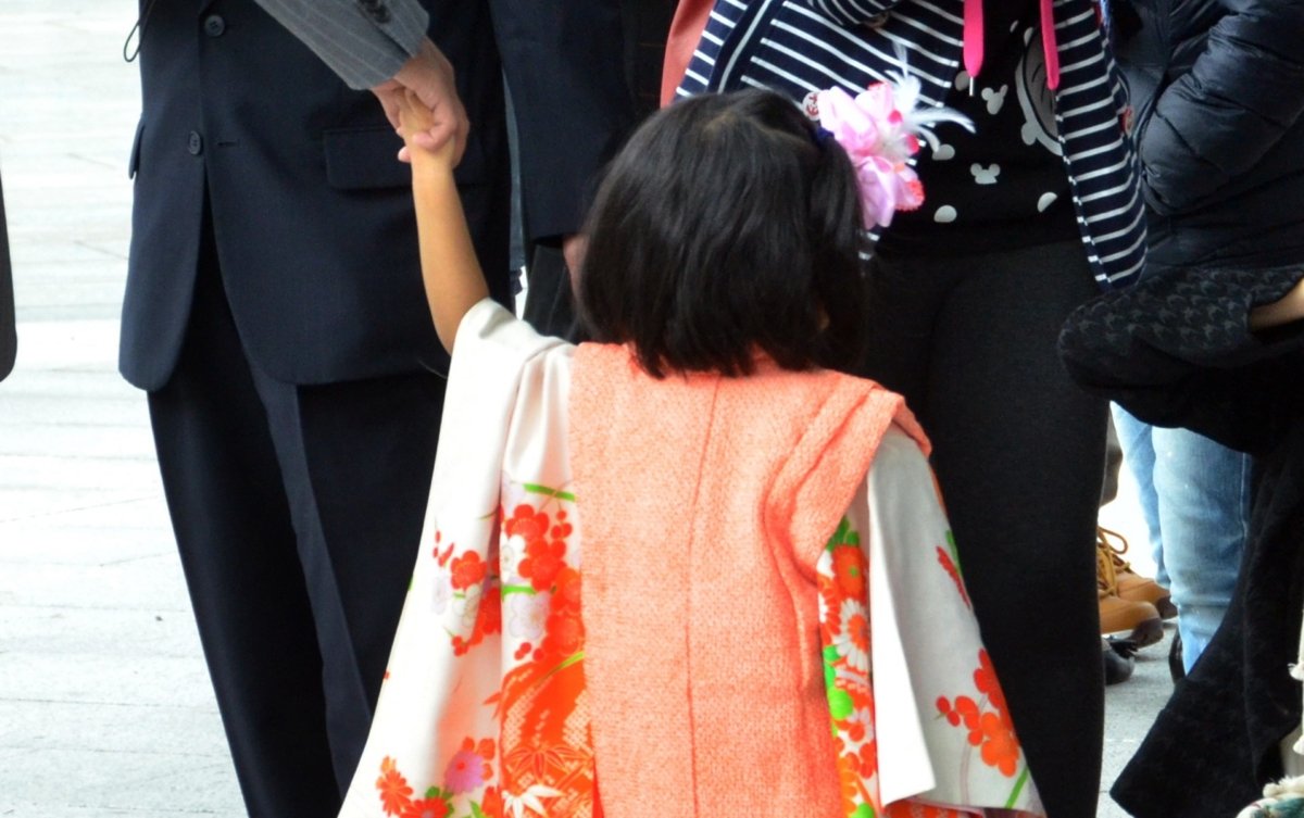 A child in traditional dresses arrives at Tokyo's Meiji Shrine on Nov. 11, 2012. (Yoshikazu Tsuno/AFP via Getty Images)