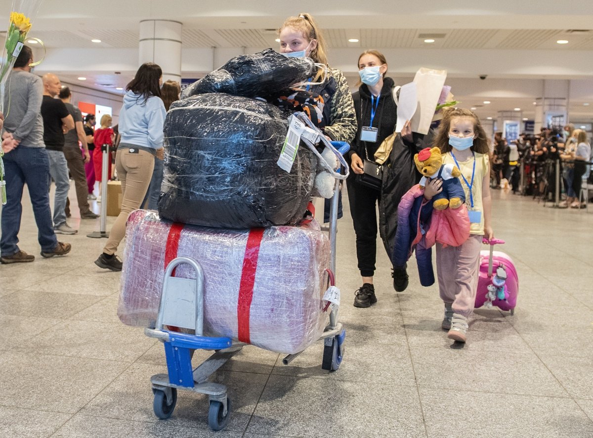 Ukrainian nationals fleeing the war in Ukraine arrive at Trudeau Airport in Montreal on May 29, 2022. (The Canadian Press/Graham Hughes)