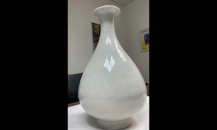 British and Swiss Police Break up a Crime Ring and Recover a Valuable Ming Vase in a Sting Operation