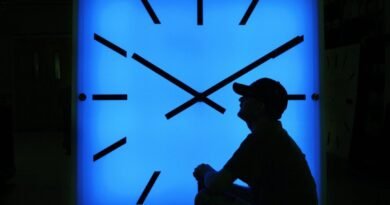 Clocks Set to 'Fall Back' Sunday as Daylight Time Ends for Most Canadians