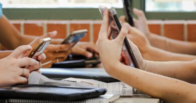 Quebec Students Forbidden From Using Cellphones in Classrooms After Winter Break