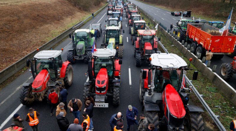 French Farmers Block Roads Around Paris Over Low Food Prices, Await PM Speech