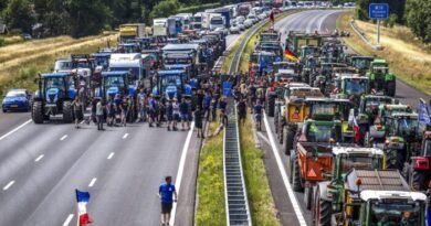 LIVE 9:45 AM ET: Convoy of Tractors Reaches Ministry of Agriculture in Madrid