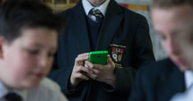 Government Offer Guidance on How to Ban Phones in Schools in England