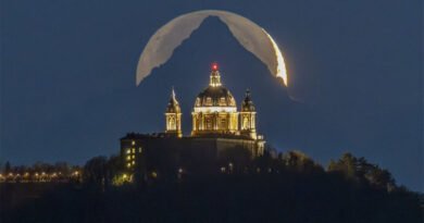 A Cathedral, a Mountain, and the Moon Perfectly Align in a Magical Photo: Simply Breathtaking!