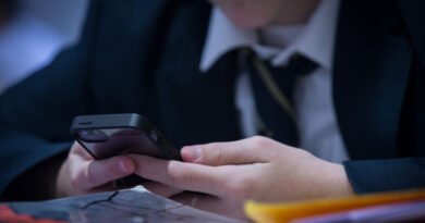 Majority of Parents Want Smartphones Banned for Under-16s: Poll