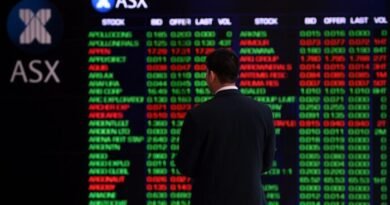 Australian Shares Hit Record High but Close Lower