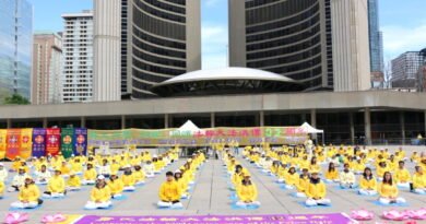 Hundreds Rally in Toronto to Mark 32nd Anniversary of World Falun Dafa Day